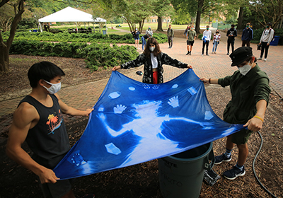 Eliot Dudik's students working on a collaborative Cyanotype Mural in COLL 100 'Photomania' (photo by Stephen Salpukas) 