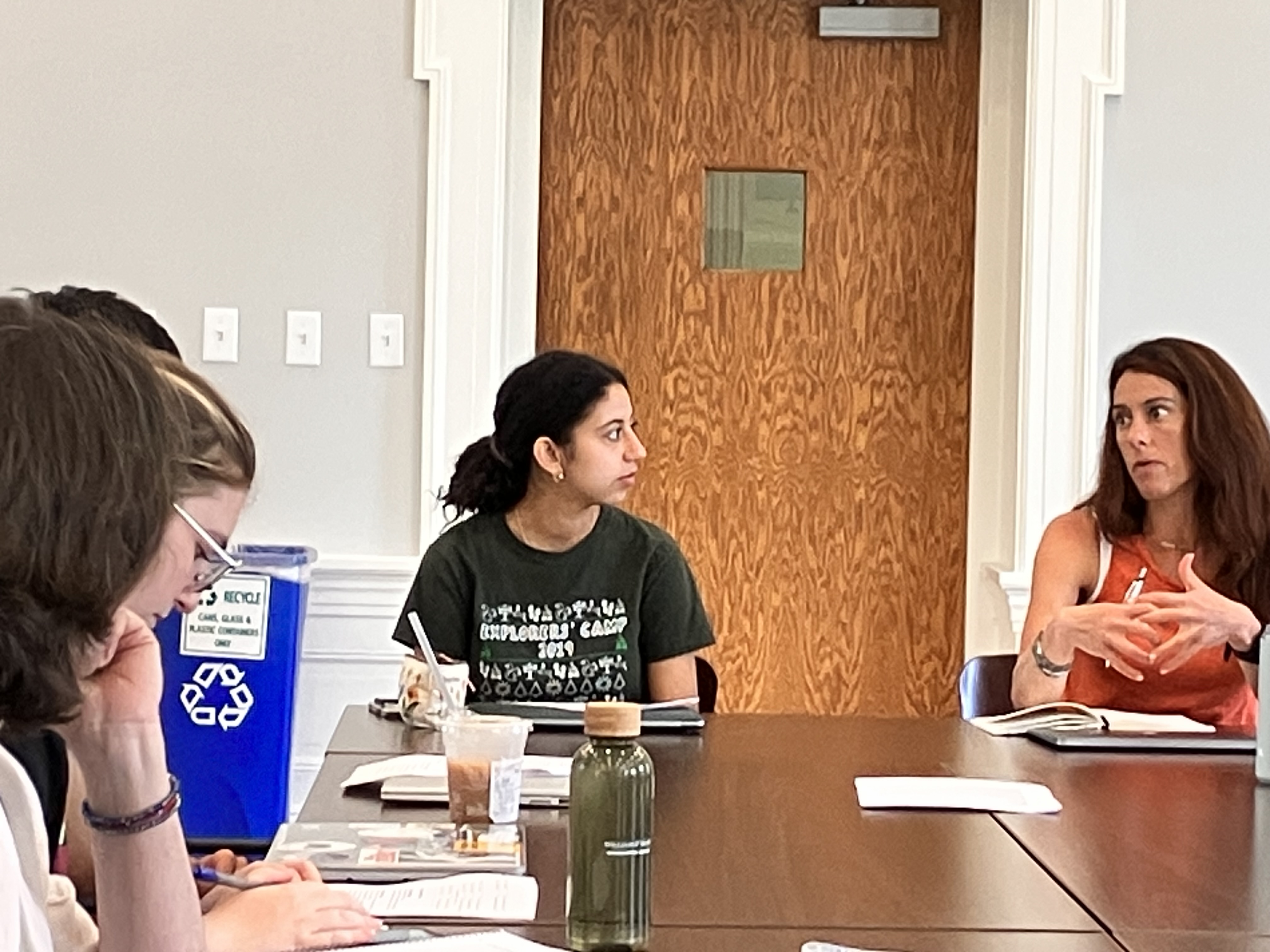 Phebe Fahmy '26 discusses the writer's craft with Sharp Journalism instructor Stephanie Hanes, staff writer for the Christian Science Monitor.  (photo by Charles Center staff).