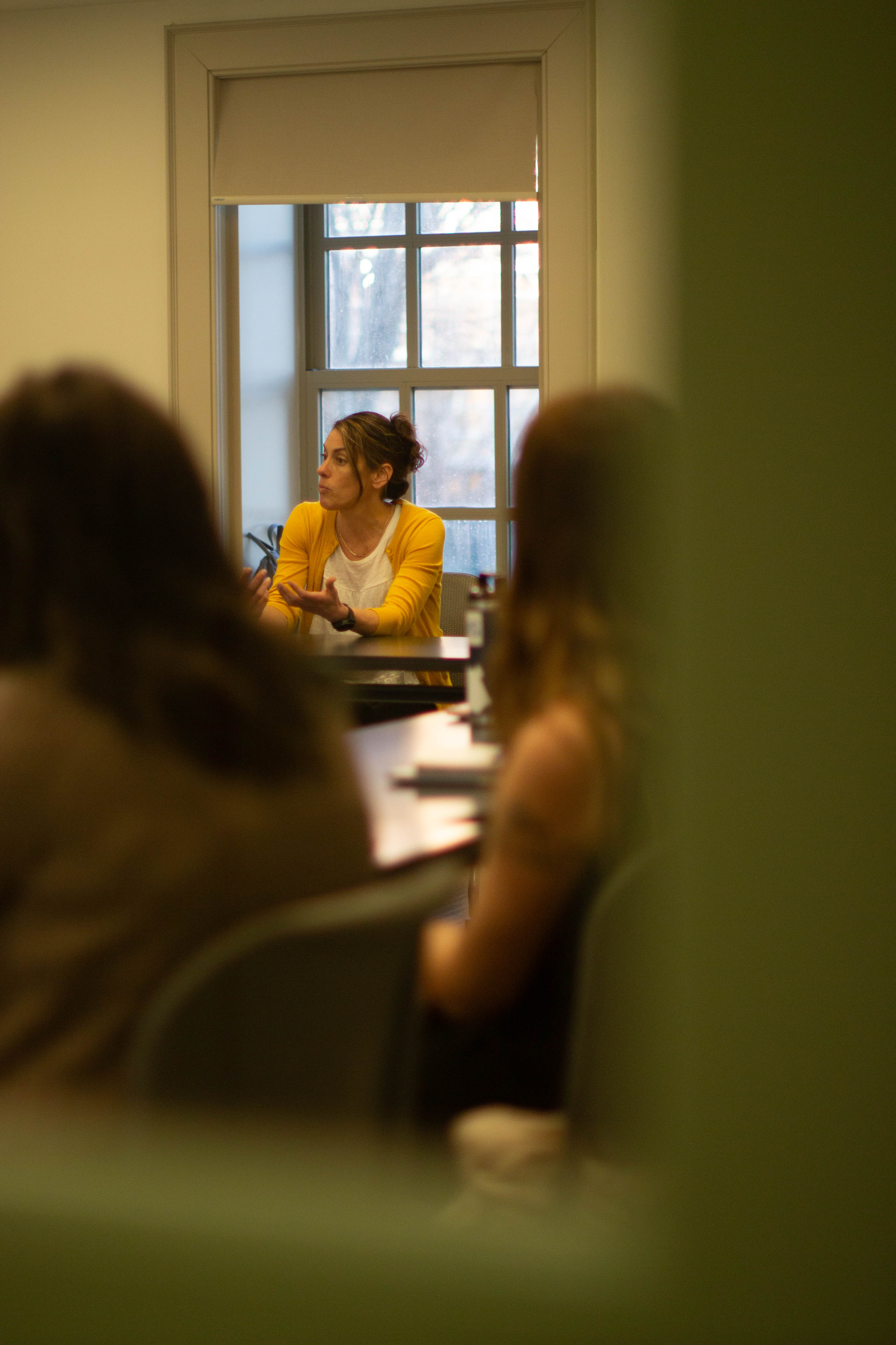 Journalist Stephanie Hanes discussed the craft of writing with Prof. Caitlin McGill's Creative Writing: Nonfiction class. (photo by Tess Willett)