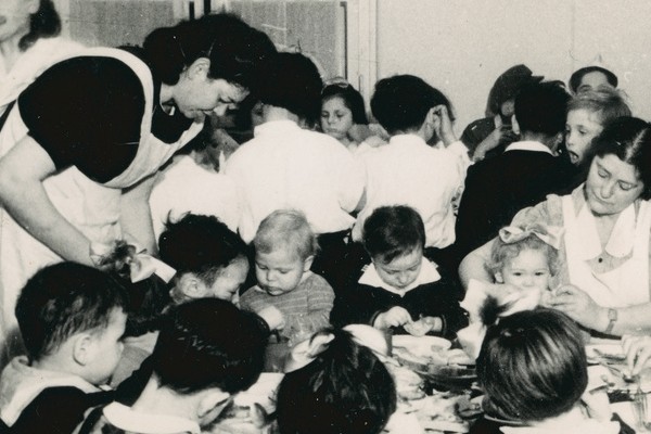 thumbnailfemale-aid-workers-feed-young-children-in-the-bergen-belsen-displaced-persons-camp.jpg