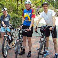 Brianna Buch ’15, left, and Gabriel Morey ’15, right, teamed up with long-time cycling advocate Rich Thompson, Sadler Center associate director for operations, and other staff and faculty to launch the W&M Bike Initiative last year.