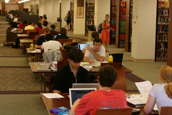 students_studying_in_swem_tables