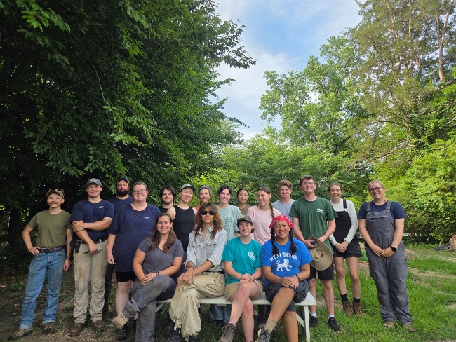 William & Mary students, TA Jenn Browne and the Colonial Williamsburg Archaeology Crew. 
