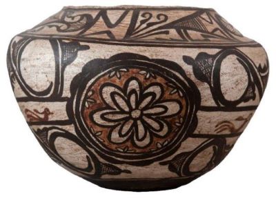 Water vessel (c.1900), Catalina Zunie, American/Zuni, clay and pigments, Muscarelle Museum of Art