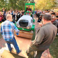 Brian Kreydatus and studio art majors assist Steve Prince, Director of Engagement and Distinguished Artist in Residence at the Muscarelle Museum of Art and the Links Steamroller Project (photo by Stephen Salpukas)