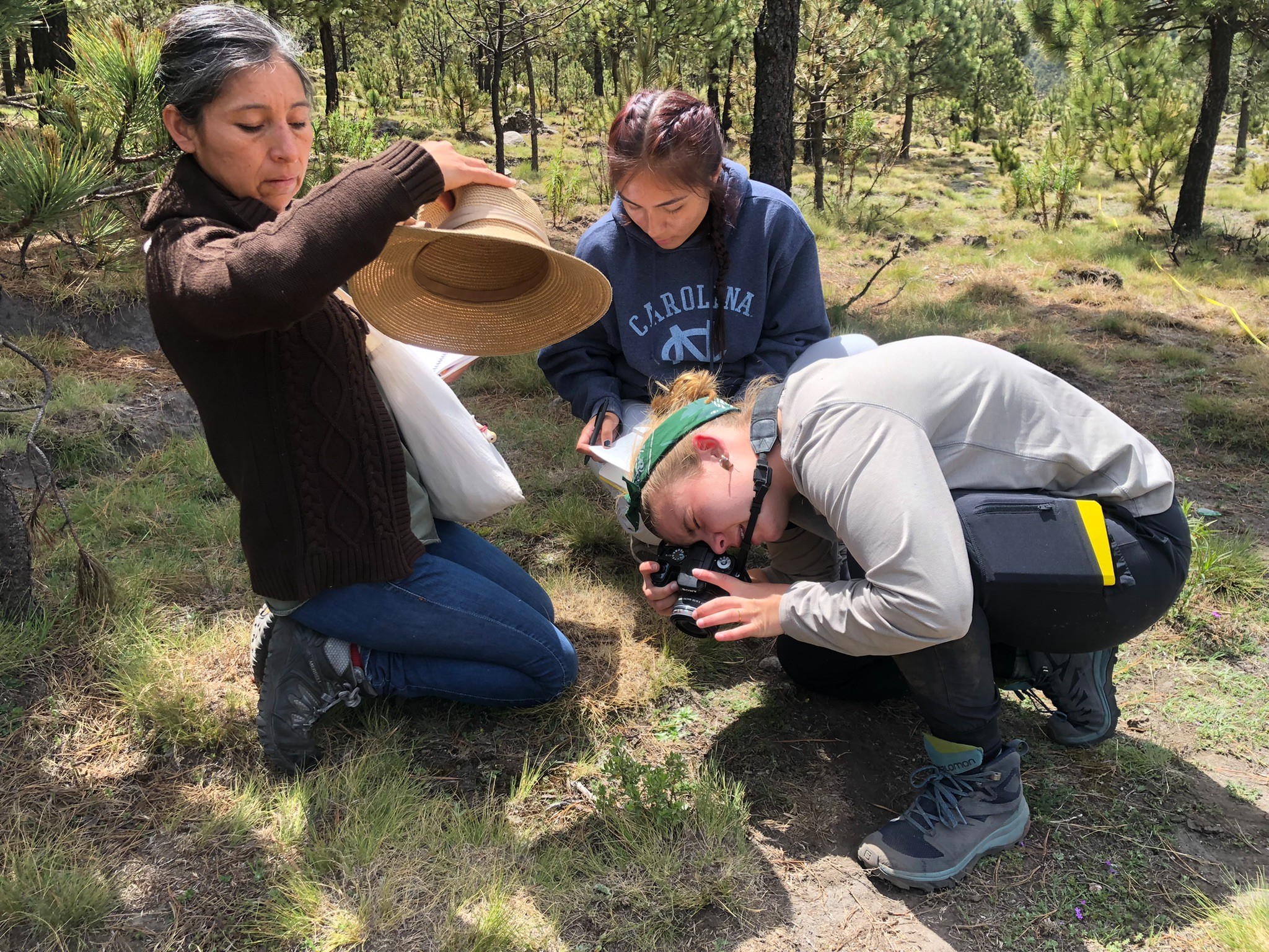 Left to right:  María Magdalena García Loaeza (Milpa Alta Biological Monitoring),  Jordan Bryant ’23 (W&M Biology), and  Bibiana Mirones ’23 (W&M Interdisciplinary Studies)