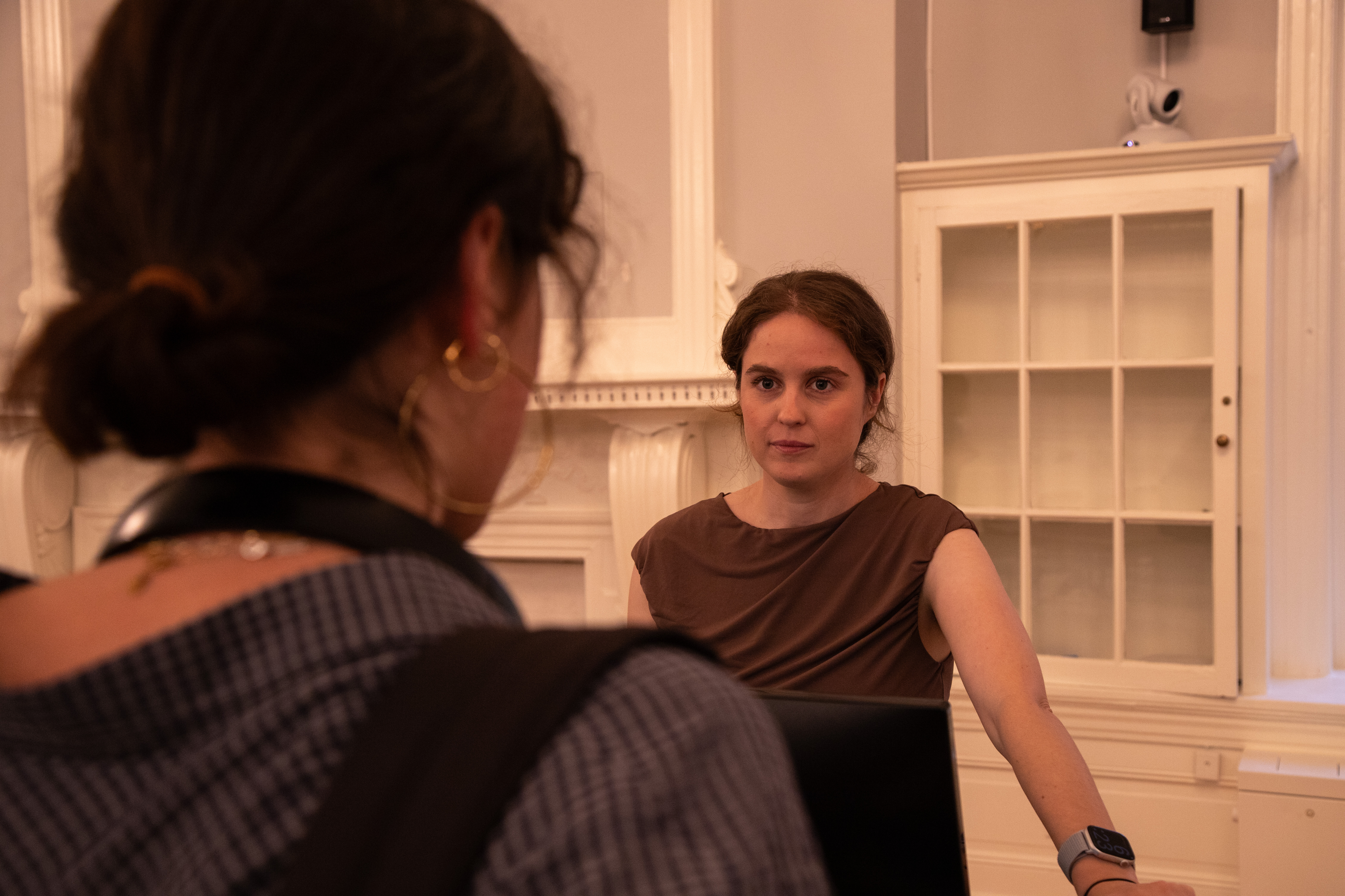 Grace Raynor, staff writer for the The Athletic and William & Mary's 2025-26 journalist-in-residence, discusses a reporting assignment with a student in INTR 390, Writing for Media. (Photo by Rebecca Graber)