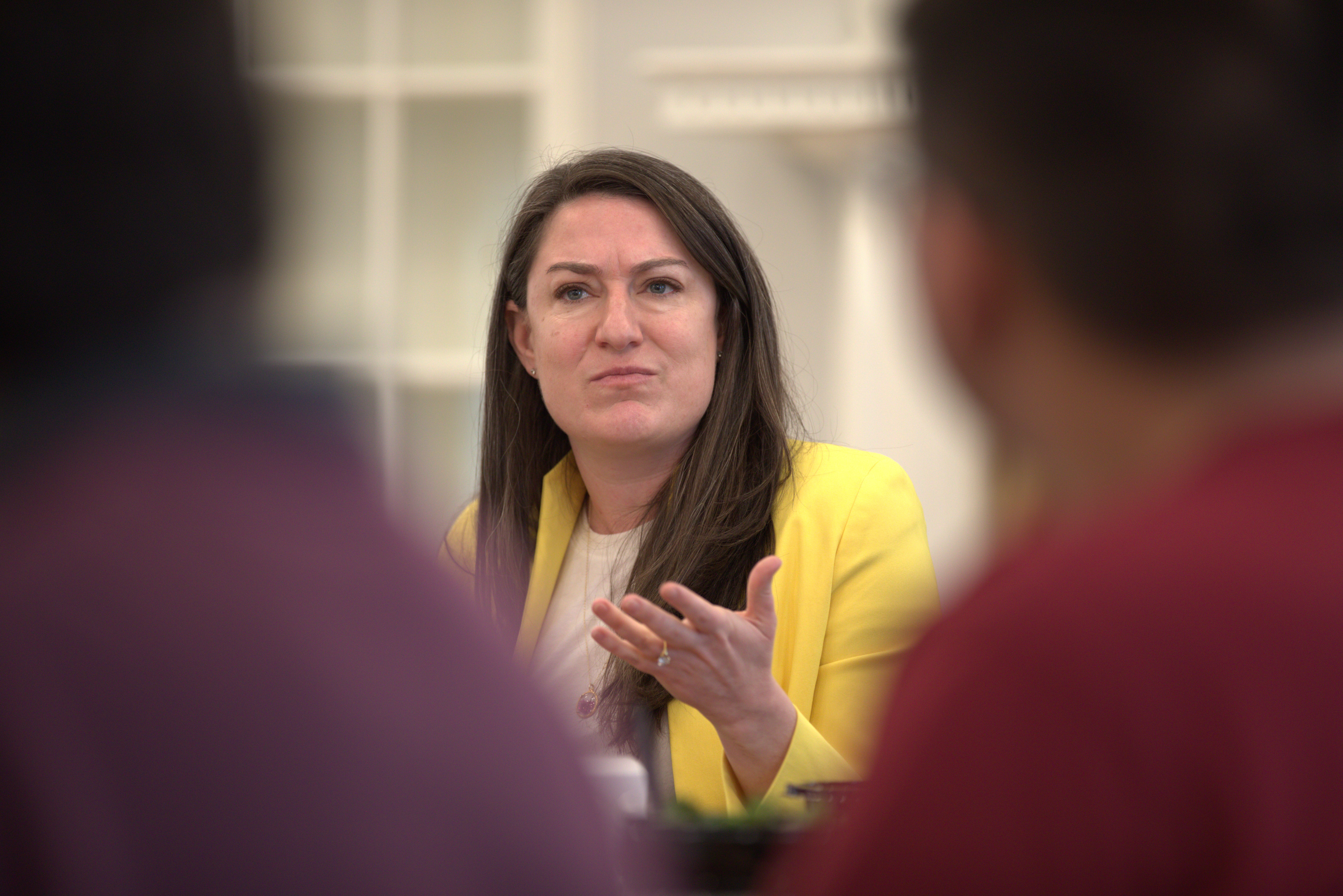 Korona discusses with aspiring William & Mary journalists how their liberal arts education uniquely equips them for the quick thinking, in-depth analysis, and crisp writing required for a successful career in broadcast journalsim today. (Photo by Ted Maris-Wolf)