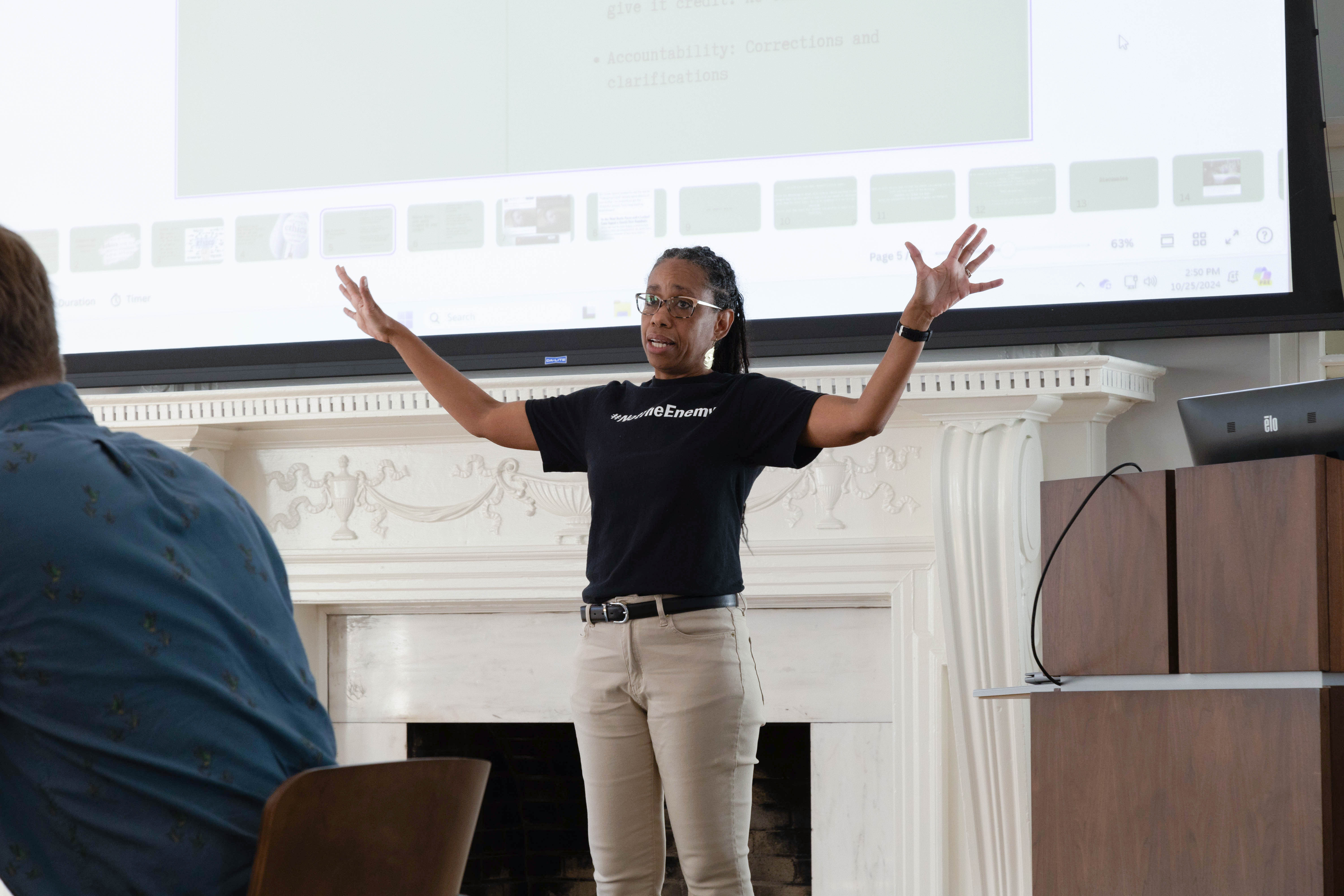Denise Watson, features editor of the Virginian-Pilot and Daily Press newspapers, welcomes students to the Charles Center journalism masterclass Oct. 25. (Photo by Tess Willett)