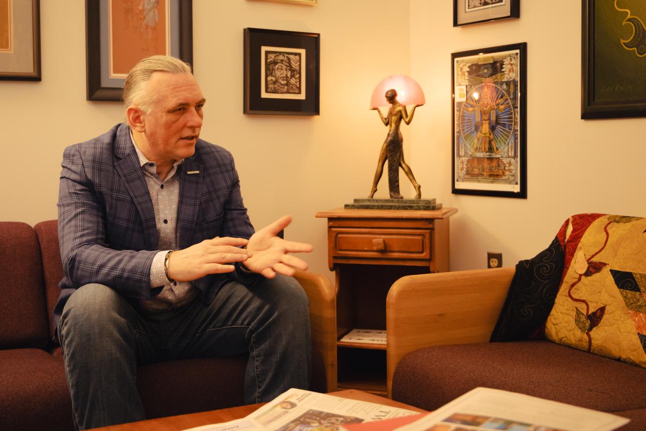 Prof. Woodard’s appreciation for the arts, as well as anthropology, is evident in the design of the study away experience, which blended ethnographic field work with visits to Sequoyah’s Birthplace Museum, the collections of the Qualla Arts & Crafts Cooperative, and other key cultural sites. (Photo by Samuel Li)