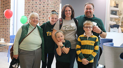 Jenine '02, Jonathan '02  Maeyer and family