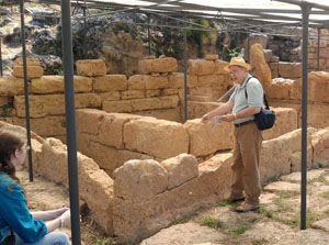 Professor Oakley teaching at the Fountainhouse in Morgantina, Sicily (W&M Syracuse Program)