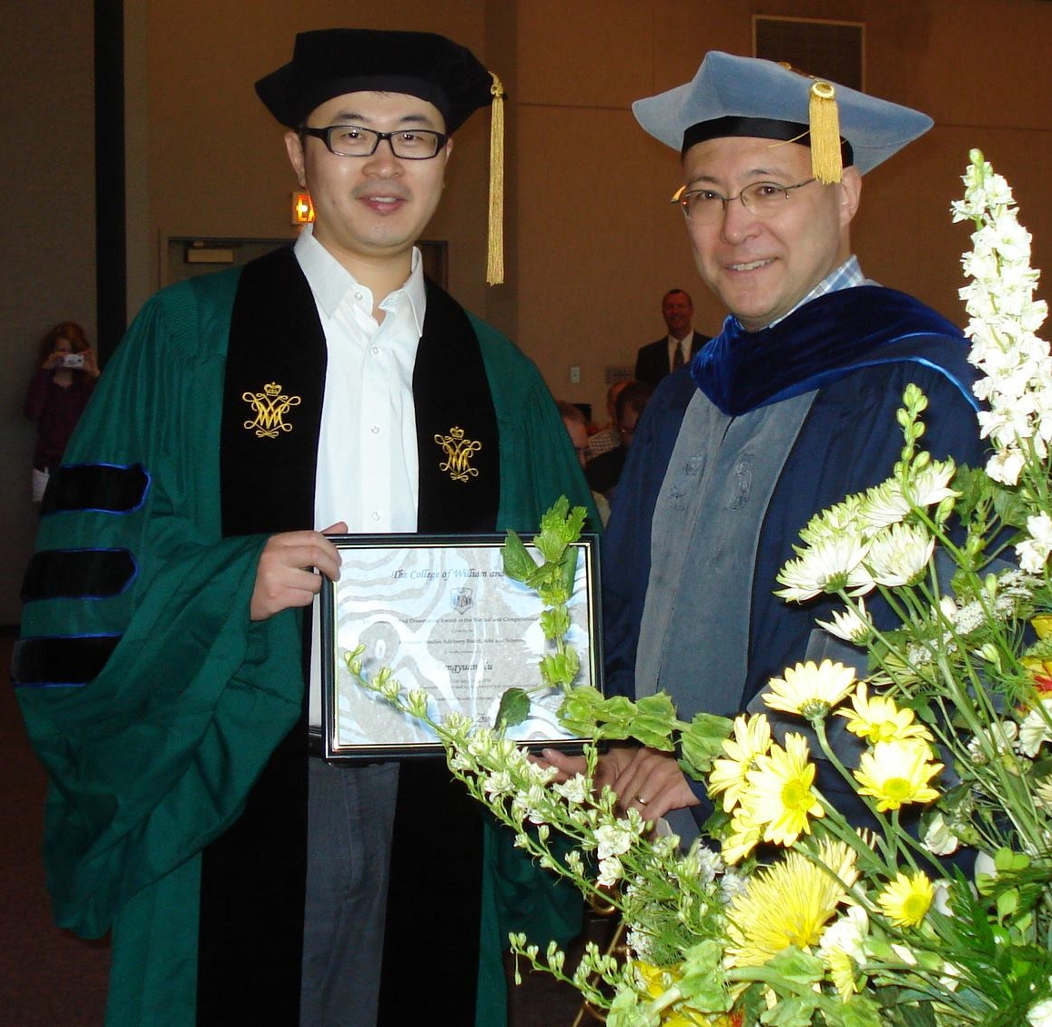 Fengyuan Xu receiving the Award