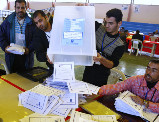 Basra: Electoral workers tally early votes
