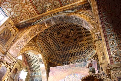 The ceiling of the Iglesia de San Francisco is representative of the Baroque influence; the artesonado technique, however, can be traced back to Islamic influence on the Iberian Peninsula.