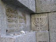 The monument to the Hauptsynagoge, which was destroyed in 1938. Now the site of the department store Karstadt, the Israelitische Kultusgemeinde gave up the rights to the property in order to build the Ohel-Jacob-Synagogue and the Jewish Community Center at the Sankt-Jakobs-Platz. 