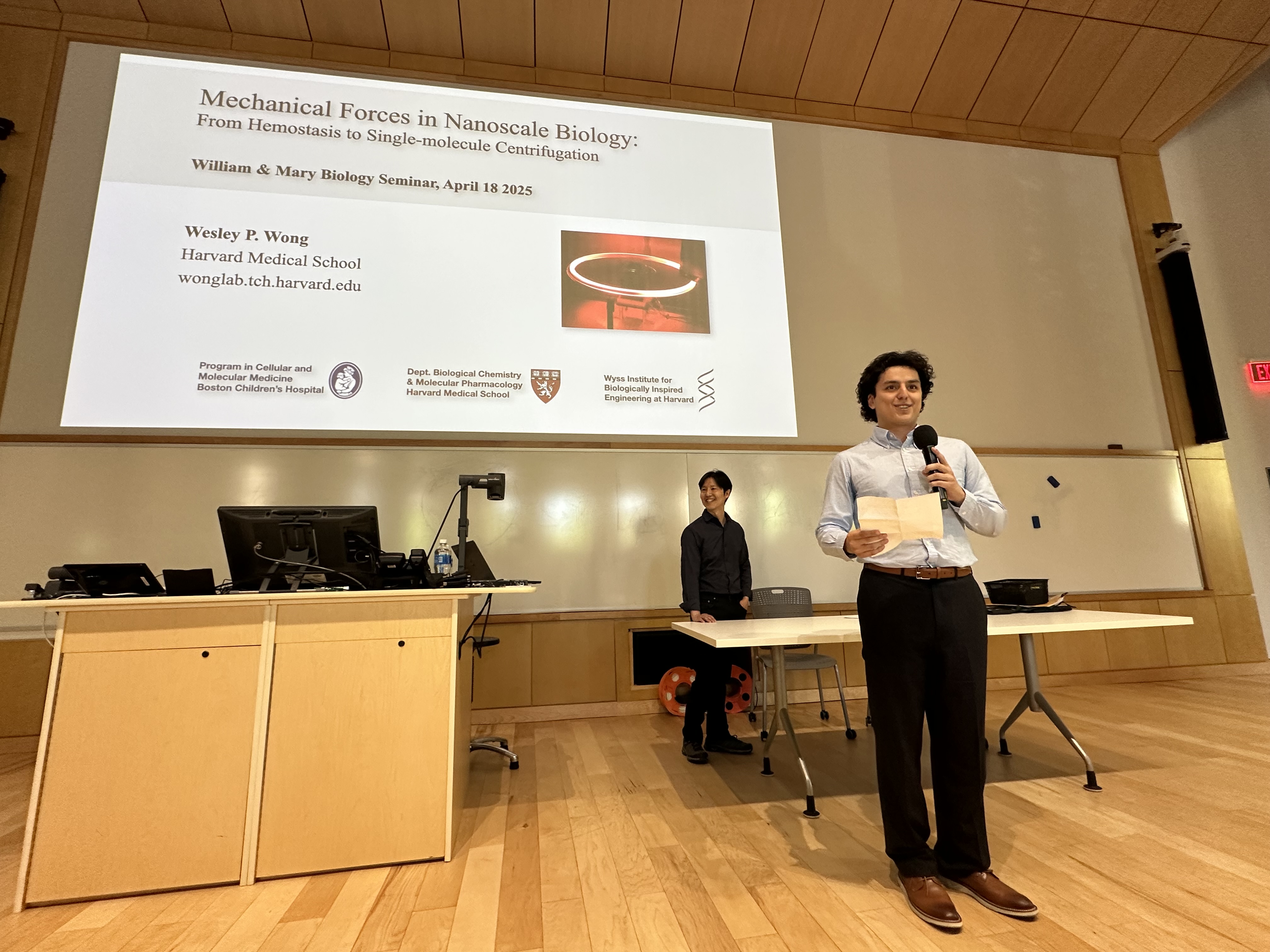Recent Beckman Scholar Yigit K. Simsek ’25, double major in biology and mathematics, introducing Beckman Foundation speaker Wesley P. Wong of Harvard Medical School at the biology department’s April 18 seminar (Photo provided by Margaret Saha)