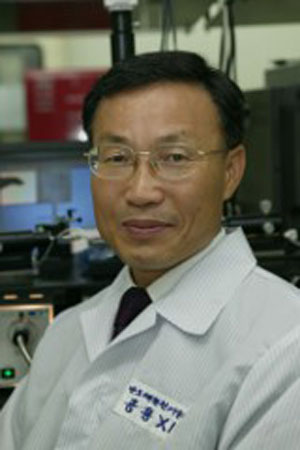William & Mary Research Professor of Physics Hyun-Tak Kim