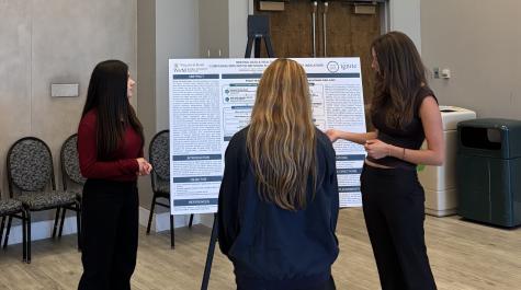 Paulina Skurzak discussing their poster