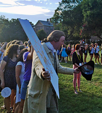 Brett Walker '19 greets new students in his Colonial Williamsburg costume. (Photo by Suzanne Seurattan)
