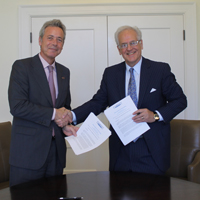 Alberto López San Miguel, executive director of Fulbright Espana, and Dean Larry Pulley pose for a photo together after signing the memorandum of understanding. (Photo by Kate Hoving)