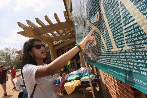 A student finds her name on a banner during W&M's 2018 Day for Admitted Students. (Photo by Stephen Salpukas)