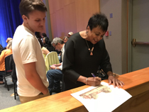 A fan asks Carla Hayden for her autograph. (Photo by Erin Zagursky)
