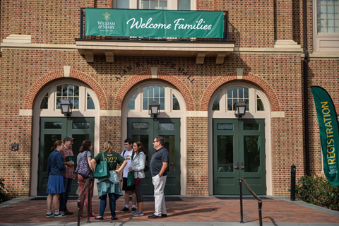 A family stands outside of the Campus Center. (Photo by Nicholas Meyer '22)