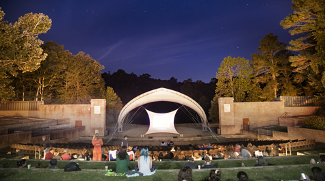 Students and their family members enjoy an evening by Lake Matoaka. (Photo by Nicholas Meyer '22)