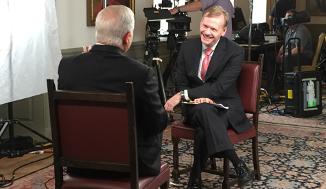 John Dickerson (right) interviews Robert Gates in the Wren Building. (Photo by Stephen Salpukas)