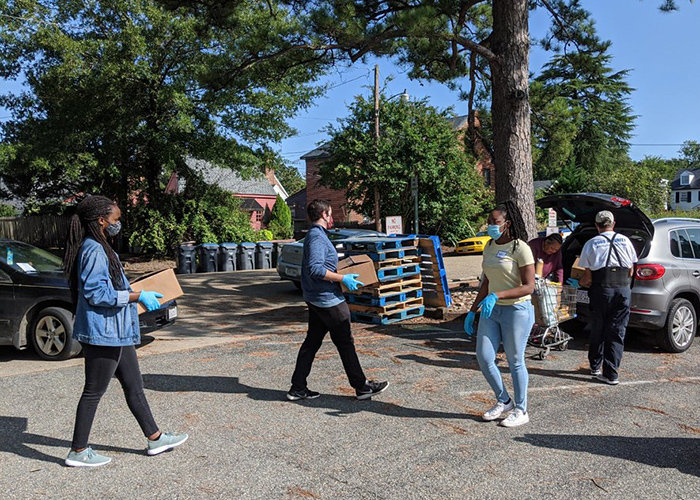 William & Mary students deliver food to waiting vehicles at the House of Mercy food pantry as part of Williamsburg Engagement, a program of the Office of Community Engagement. (Photo by Rich Thompson)