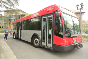 A Williamsburg Area Transit Authority bus waits at the Sadler Center to take students to the Greater Williamsburg Clinic. (Photo by Stephen Salpukas)