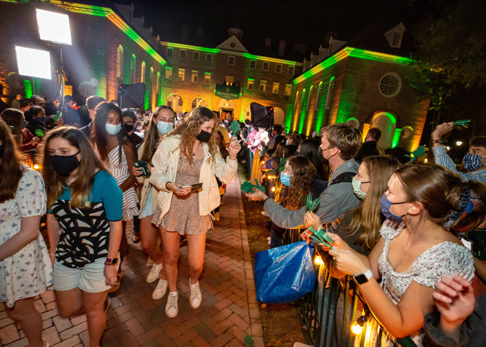 New students are greeted by members of the W&M community as they make their way to the Sunken Garden. (Photo by Skip Rowland '83)