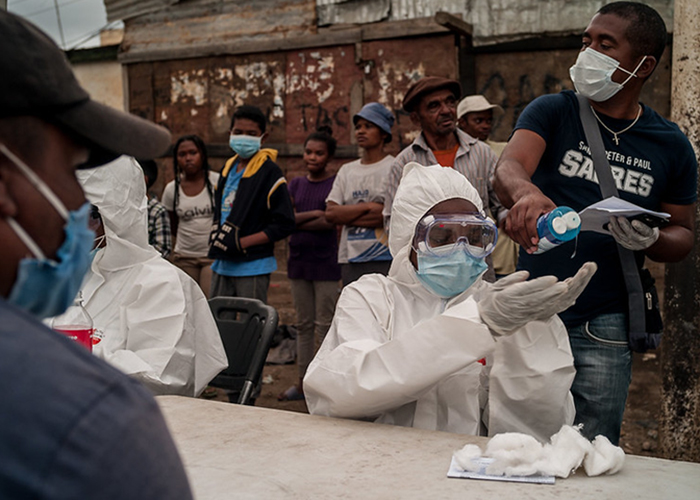 In spring 2020, Madagascar’s health system was under strain from the COVID-19 pandemic and the health, education and overall wellbeing of the Malagasy people was increasingly at risk. (World Bank/Henitsoa Rafalia)