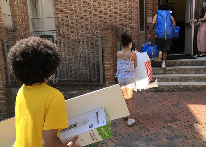 The Stewart family of Boulder, Colorado, moves in Megill Stewart '25. (Photo by Adrienne Berard)