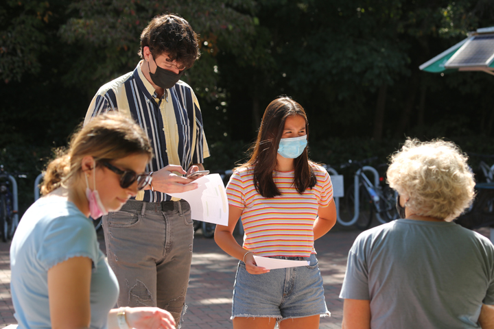 William & Mary students register to vote during a voter drive at the Sadler Terrace on Sept. 28, National Voter Registration Day. (Photo by Stephen Salpukas)