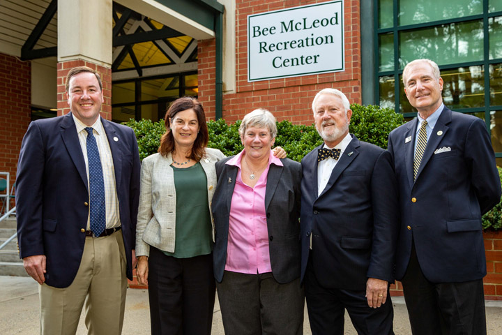 William & Mary honors alumna Bee McLeod '83, M.B.A. '91 with dedication of student recreation center - Vimarsana News