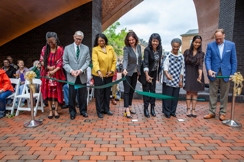 From left: Professor Hermine Pinson, W&M President Emeritus W. Taylor Reveley III, Chief Diversity Officer Chon Glover, W&M President Katherine A. Rowe, Assistant Professor and Lemon Project Director Jody Lynn Allen, community member Catherine Curtis, W&M student Meghana Boojala '22 and W&M Rector John E. Littel cut the ribbon on the memorial. (Photo by Skip Rowland '83)
