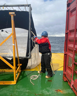 Meredith Nolan ’22 works aboard the research vessel icebreaker Nathaniel B. Palmer during a recent VIMS expedition to the Southern Ocean.