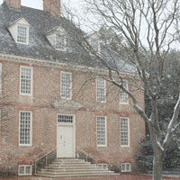 Snow falls in front of the president's house