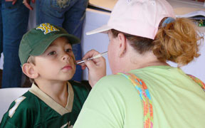 Future W&M alumni tried on their colors. By Erin Zagursky.