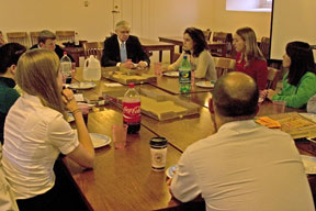 Reveley (center) meets with student service leaders. By Erin Zagursky.