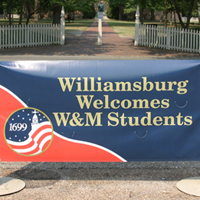 A sign that says Williamsburg welcomes W&M students
