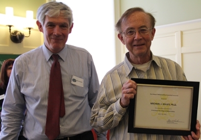 Michael Kelley (right) was recognized by W&M IT's Gene Roche (left) for pioneering e-learning concepts.