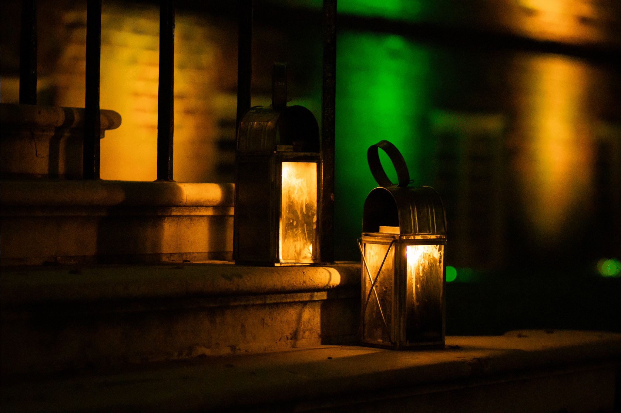 two lanterns resting on the Wren building steps