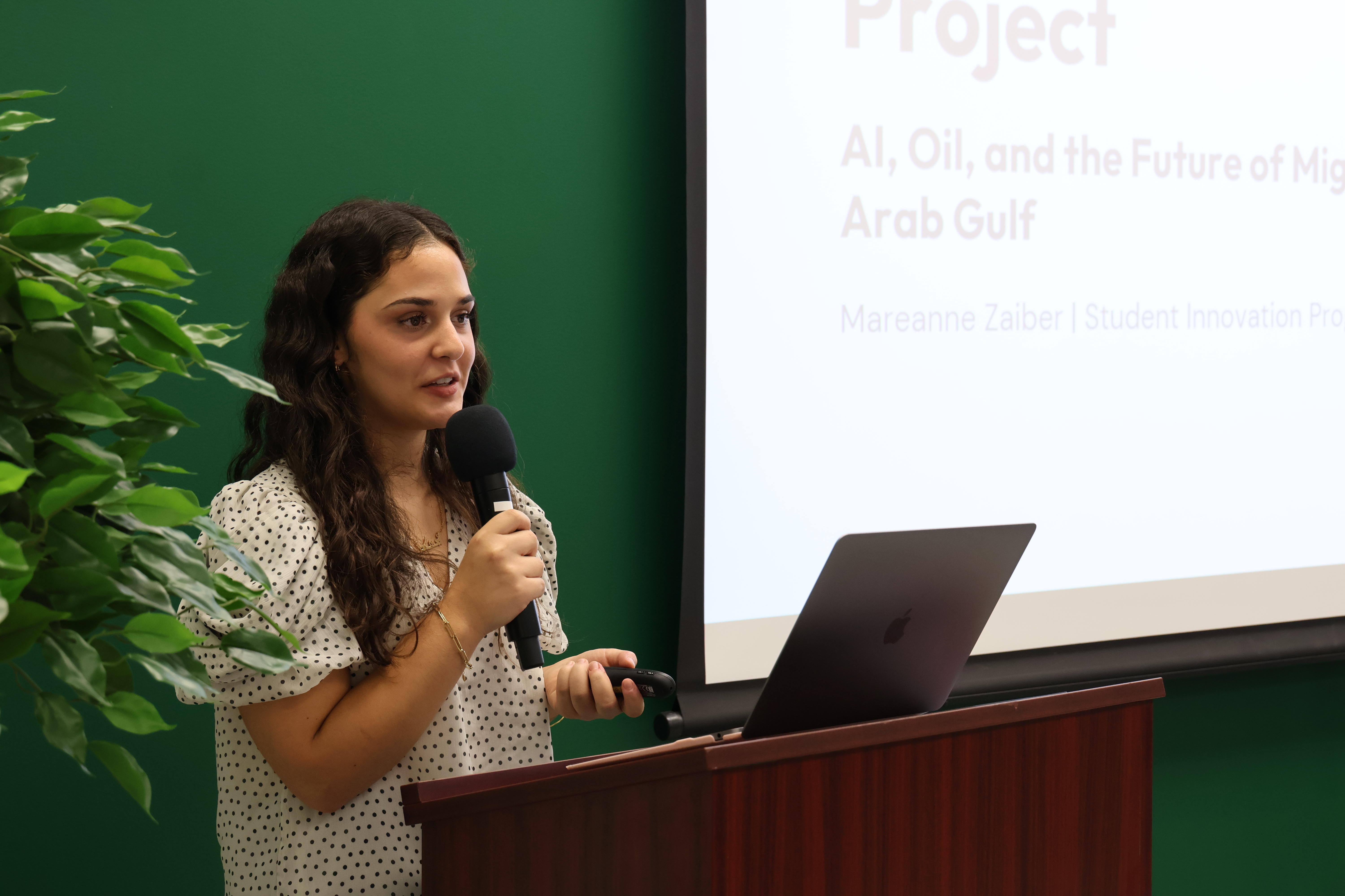 Marriane Zaiber presents her student innovation project proposal