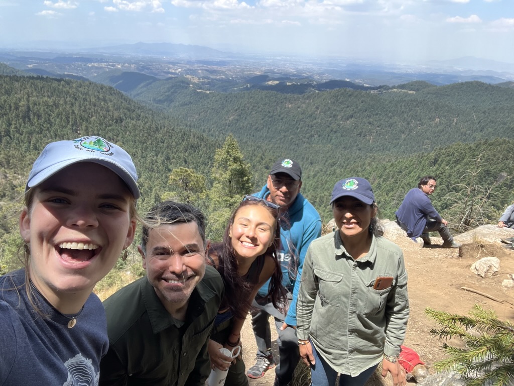 IIC students, faculty, and conservation partners in Sierra de las Cruces, Mexico. (Photo: Jordan Bryant)