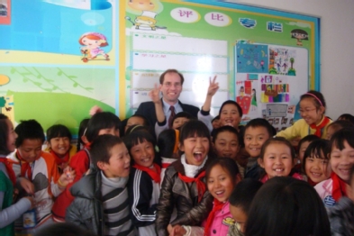 Chris Gareis, Associate Dean for Teacher Education and Professional Services, visiting a Grade 4 classroom in Kunming, China