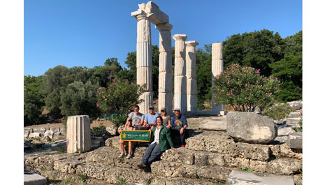 Group photo in front of Hieron monument