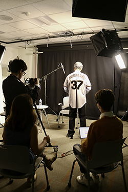 MLB pioneer Masanori Murakami suiting up for the US-Japan Baseball Diplomacy Project’s oral history interview (Photo: Hiroshi Kitamura)